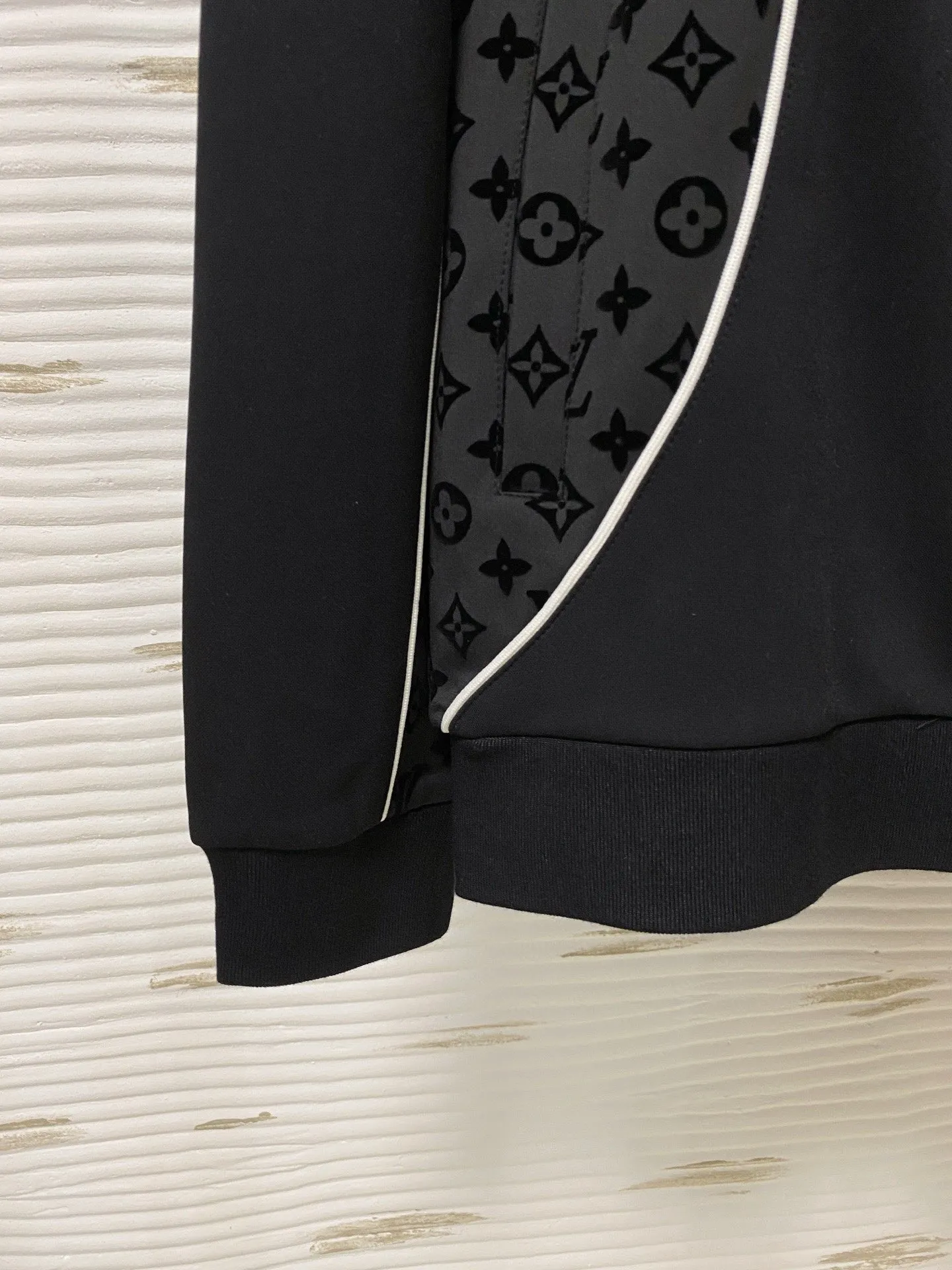 🅿️720 [LV Louis Vuitton] hot-selling suit is coming. Focus on the original version of the official website. 2025 new hot-selling cardigan and sweatshirt suit. The original order is the best. 🇭🇰The meticulous work of top designers. It has a fitting and perfect upper body effect. All-natural high-quality Tencel Roman cotton 100%, close-fitting comfort, noble and elegant! Original hardware embodies elegance and nobility! Counter size: M-3XL (maximum wear up to 190 pounds)